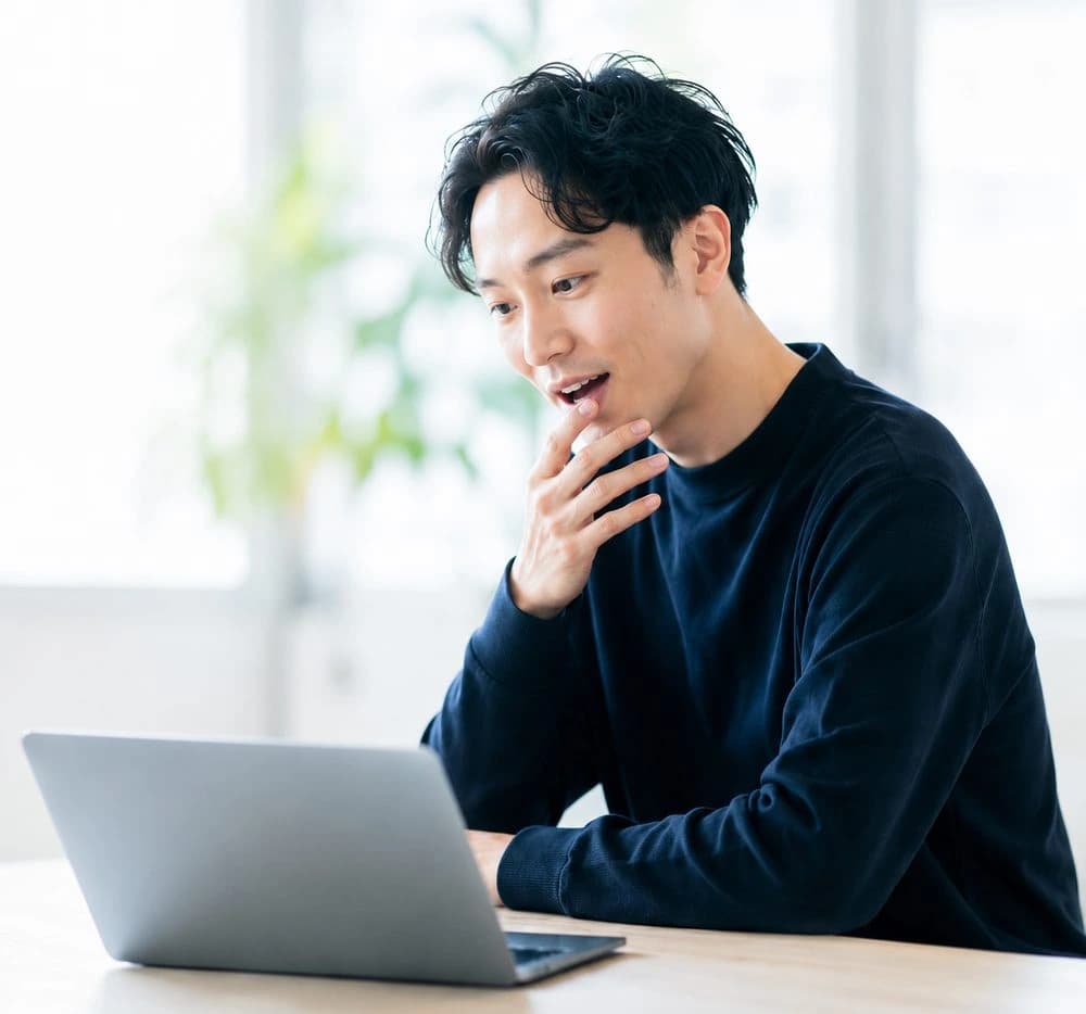ノートPCでAIエージェントを使うビジネスパーソン